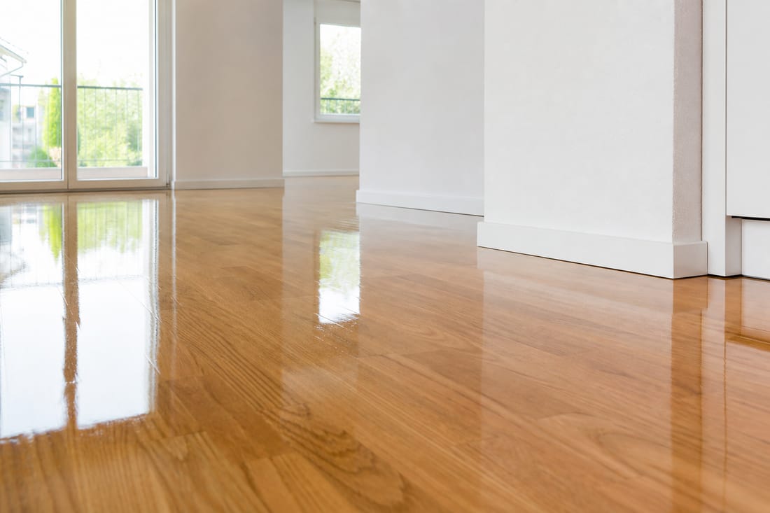 Exemple : sol d'appartement fraîchement poli et brillant