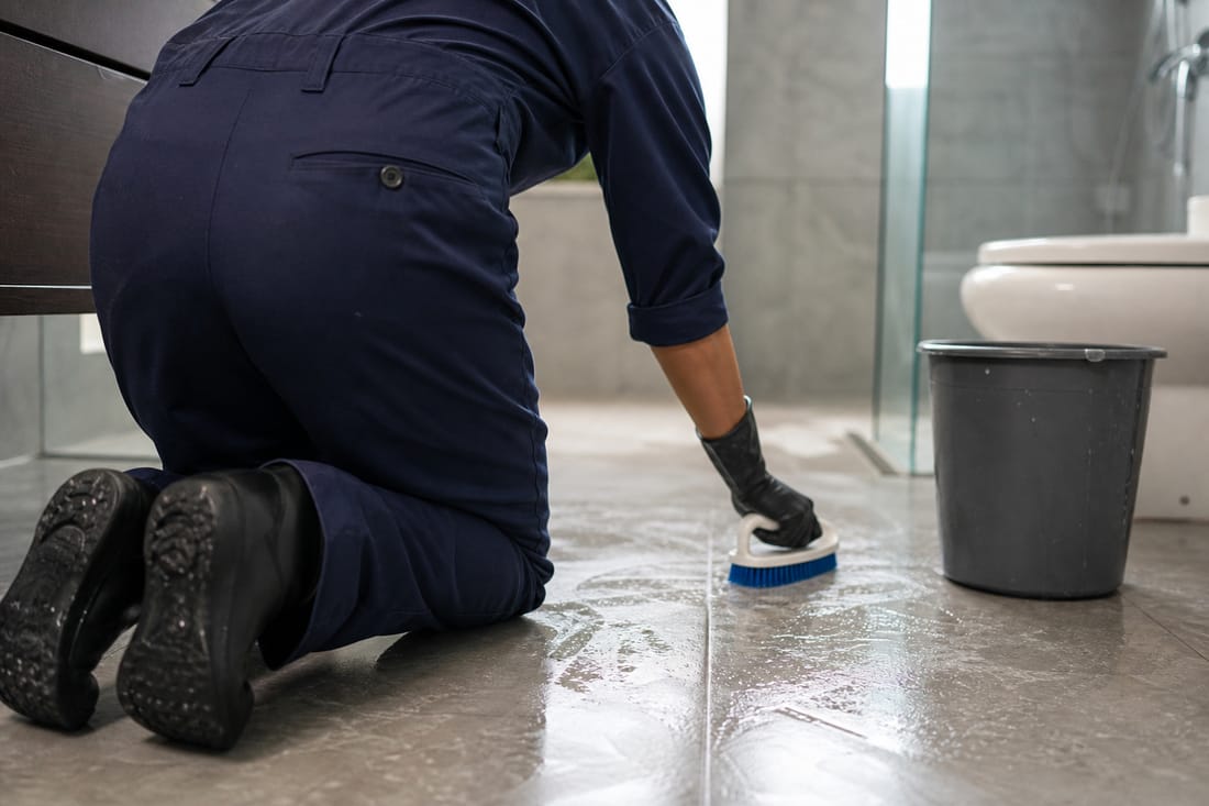 Exemple : brossage en profondeur d'un sol de salle de bain